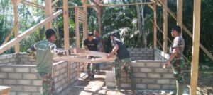 Satgas TMMD di Desa Talang Silungko Bersama Warga Gotong Royong Rehab RTLH