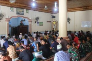 Anggota Satgas TMMD Kodim 0416/Bute Ibadah Shalat Jumat Bersama Warga