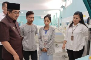 Bupati Tanjab Barat Kunjungi Salah Satu Pasien yan Dirawat di RS. KH. Daud Arief Kuala Tungkal