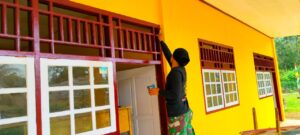 Lengkapi Keindahan SD Negeri 57/II Talang Silungko, Satgas TMMD Cat Kusen Pintu dan Jendela  