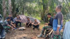 Satgas TMMD Manfaatkan Waktu Istirahat Dengan Berbagi Cerita