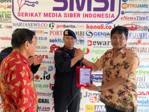 Kejutkan Para Pengurus, Dansat Bersama Perwira Brimob Polda Jambi Kunjungi Sekretariat SMSI Jambi