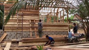 Rehab Rumah Program TMMD Kodim Bute Saat Ini Sudah Pada Tahap Pemasangan Dinding