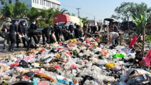 Peduli Lingkungan, Puluhan Anggota Satuan Brimob Jambi Bersihkan Sampah Ilegal di Kota Jambi