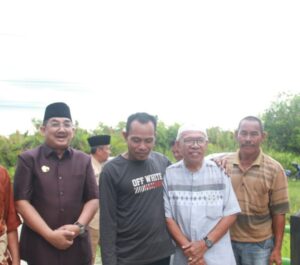 Bupati Tanjab Barat Tinjau Pekerjaan Normalisasi Anak Parit Sungai di Parit Lapis