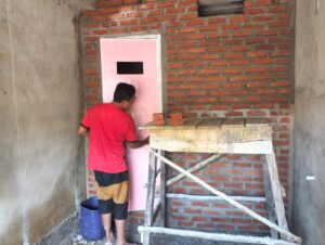 Satgas TMMD Kodim 0416/Bute Mulai Pasang Pintu MCK Mushola Ar-Rahman