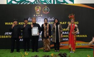 Dianggap Pemimpin Yang Menjaga Persatuan Bangsa, Kasad Dikukuhkan Sebagai Warga Kehormatan Masyarakat Osing