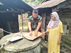 Satgas TMMD Kodim 0416/Bute Bantu Jemur Kerupuk Orang Tua Asuh