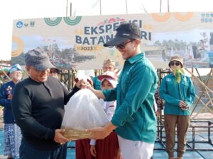 Maulana Tebar 10 Ribu Benih Ikan Air Tawar di Danau Sipin Bersama Tim Ekspedisi Batanghari