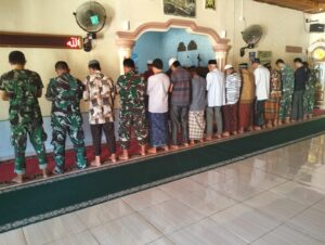 Satgas TMMD Kodim 0416/Bute Manfaatkan Waktu Istirahat Lakukan Sholat Dzuhur Berjamaah Dengan Warga