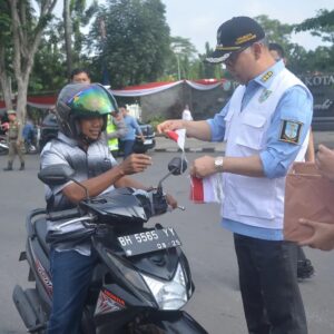 Wali Kota Jambi Bagi-bagi 30.754 Bendera Secara Gratis