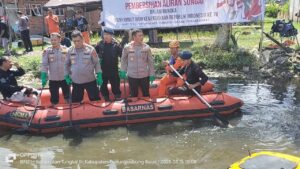 Aksi Bersih-bersih, Polda Jambi Beserta Jajaran Sisir Aliran Sungai Parit 2 Kualatungkal