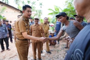 PJ.Bupati Muarojambi Jambi Langsung Turun Melihat Rumah Warga Yang Tertimpa Pohon Durian Tumbang