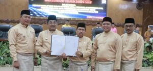 Bupati Tanjab Barat Ikuti Rapat Paripurna Kedua DPRD