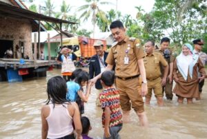 PJ.Bupati Muarojambi Bachyuni Deliansyah, langsung Tinjau Warga Korban Banjir