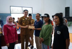 PJ.Bupati Muarojambi Bersama Ketua TP PKK Memberi Bantuan Korban Angin Puting Beliung