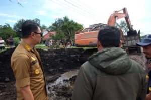PJ Bupati Muarojambi Mendadak Turun Tinjau Jalan Kemacetan Panjang Jalan Di Sungai Gelam