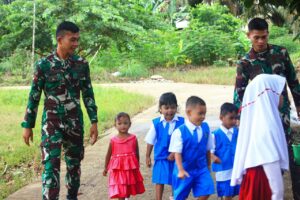 Mokasih om Tentara, Telah Mengantar Sayo Ke Sekolah