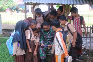 Penuh Cinta dan Kasih Sayang, Begini Potret Kedekatan Satgas Dengan Anak-anak Di Lokasi TMMD