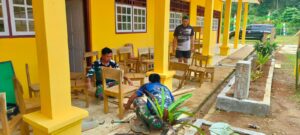 Satgas TMMD Ke-117 Kodim 0416/Bute Juga Memperbaiki Meja dan Kursi SD Negeri 57/II Talang Silungko