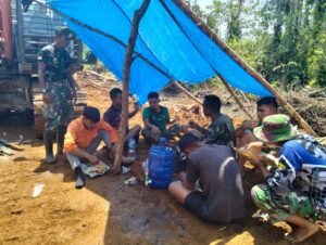 Momen Kebersamaan Santap Siang Anggota Satgas dan Operator di Lokasi TMMD Talang Silungko