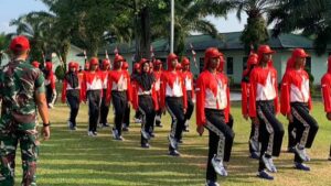 Prajurit Yonif 142/KJ Latih Paskibra di Kab. Tebo