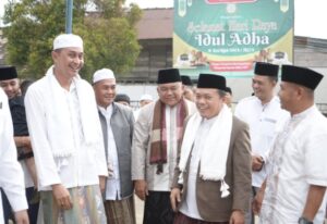 Pj. Bupati Muarojambi Bachyuni Deliansyah Dampingi Gubernur Al Haris Sholat Idul Adha di Kelurahan Sengeti