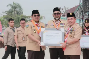 Bupati Tanjab Barat Terima Penghargaan Lencana Melati