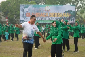 Danrem 042/Gapu Pimpin Senam Bersama Di Lapangan Mayonif 142
