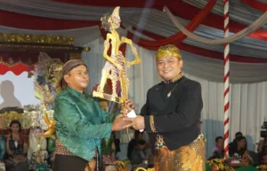 TNI Bersama Masyarakat Jambi Nikmati Pentas Wayang Kulit Semalam Suntuk