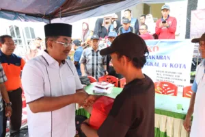 Bupati Tanjab Barat Berikan Bantuan Kepada korban Kebakaran Lorong Banten