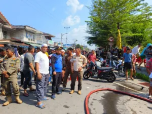 Bupati Tanjab Barat Pantau Proses Pemadaman Kebakaran di Lorong Banten