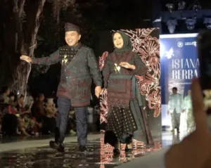 Al Haris dan Hesnidar Haris Pakai Batik Jambi di Catwalk Istana Berbatik 2023