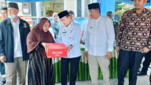 Gubernur Al Haris Serahkan Bantuan Korban Kebakaran di Tungkal