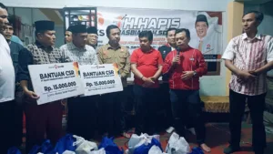 Al Haris Serahkan Bantuan Korban Kebakaran di CNG Sarolangun
