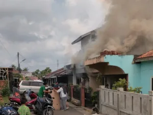 Satu Rumah Permanen Terbakar, Damkar Kota Jambi Terhambat Jalur Sempit dan Berliku