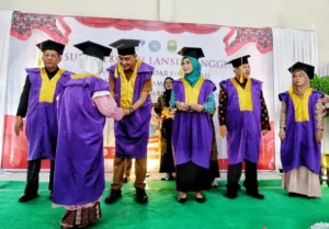 PJ.Bupati Muarojambi Dampingi Wagub Sani Hadiri Wisuda Lansia Tangguh BKL- Kamboja Standar I