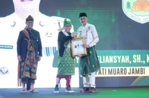 Pj.Bupati Muarojambi Bachyuni Deliansyah Meraih Penghargaan Dari Kemendes