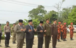 Wakil Ketua DPRD Muarojambi Junaidi Tabur Bunga dan Do’a Bersama di Makam Pahlawan