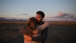 7 Posisi Pelukan Seintim Bercinta, Hangat dan Nyaman