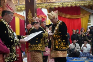 Terus Berkiprah untuk Jambi, Usman Ermulan Dikukuhkan Gelar Adat “Orang Kayo Mustiko Rajo Alam”