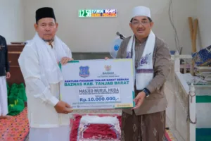 Bupati Tanjab Barat Laksanakan Safari Jumat Berkah di Masjid Nurul Huda Sungai Rambai