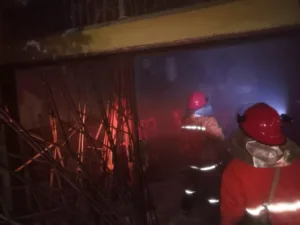 Damkartan Kota Jambi Tangani Dua Peristiwa Satu Malam, Mobil Terbakar dan Satu Warga Menjadi Korban Ledakan Gas