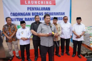 Menko Airlangga Hartarto Bersama Gubernur Jambi Lepas Penyaluran Bantuan 2.600 Ton Beras