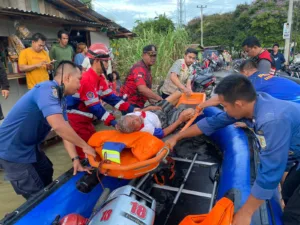 Damkartan Kota Jambi Evakuasi Lansia Dalam Kondisi Sakit di Tengah Banjir