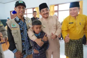 Kunjungi Kecamatan Seberang Kota, Bupati Anwar Sadat Berikan Bantuan Kepada Lansia dan Penyandang Disabilitas