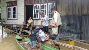 Tinjau Banjir di Sijenjang dan Seberang Kota Jambi, Gunakan Perahu Al Haris Antar Bantuan ke Rumah Warga