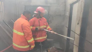 Menembus dan Mengarungi Banjir, Damkartan Kota Jambi Berjibaku Padamkan Api