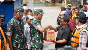 Kerinci dan Sungai Penuh Masih Alami Banjir, Danrem 042/Gapu Sambangi dan Bantu Warga Terdampak