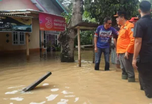 Banjir Bandang, Pj Bupati Merangin Buka Dapur Umum dan Tinjau Tujuh Banjir